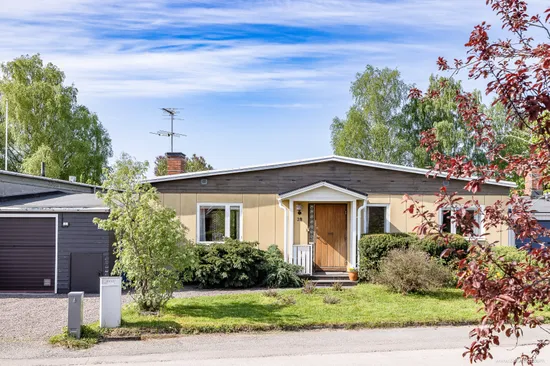 Villa, Radhus, Nämndemansvägen 38, Nåntuna, Uppsala