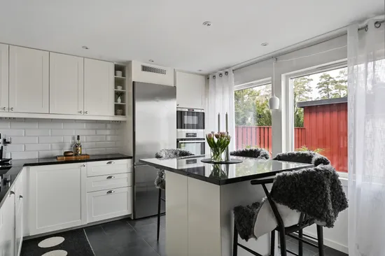 Radhus, Lingonvägen 7, Hemmesta, Värmdö