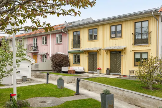 Radhus, Kärnbogatan 8F, Centrala Mariefred, Strängnäs