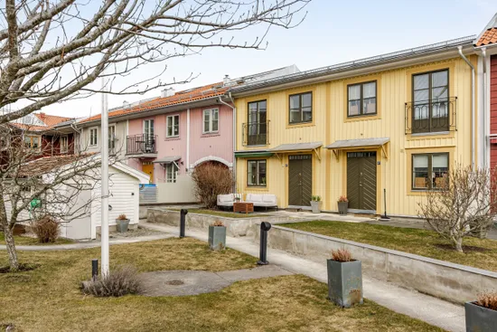 Radhus, Kärnbogatan 8F, Centrala Mariefred, Strängnäs