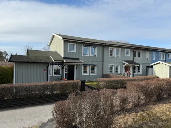 Villa, Radhus, Hasselnötsvägen 15, Viksjö Hummelmora, Järfälla