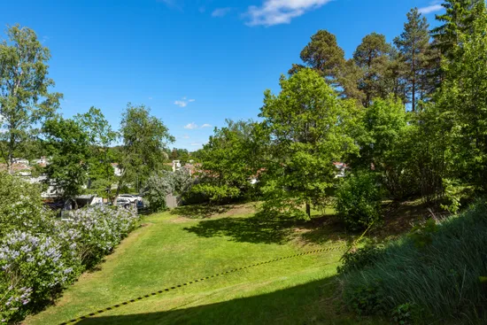 Tomt, Tomt - del av fastighet med adress Skogsvägen 26, Lahäll, Täby