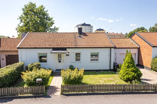Radhus, Ringvägen 37, Östanås, Köping