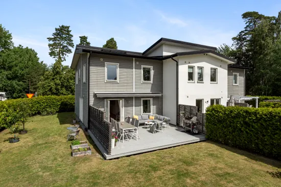 Radhus, Sandborgsslingan 44c, Täby Kyrkby, Täby