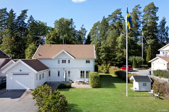 Radhus, Trefaldighetsvägen 53, Gribbylund, Täby