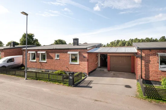 Radhus, Almgatan 11B, Lundby, Mjölby