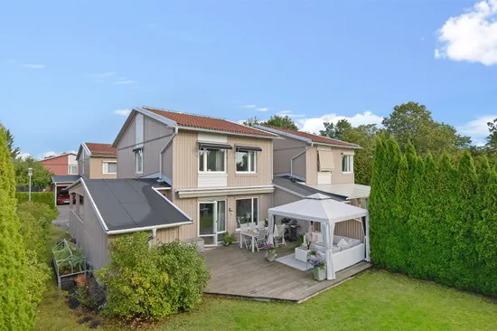 Radhus, Nidarosslingan 72, Skälby, Järfälla