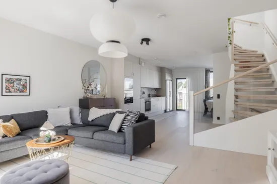 Radhus, Rådanvägen 8, Silverdal, Sollentuna