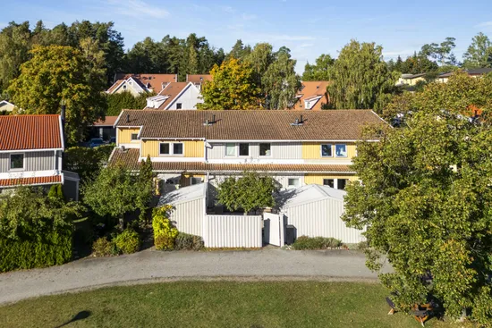 Radhus, Alliansvägen 12, Gribbylund, Täby