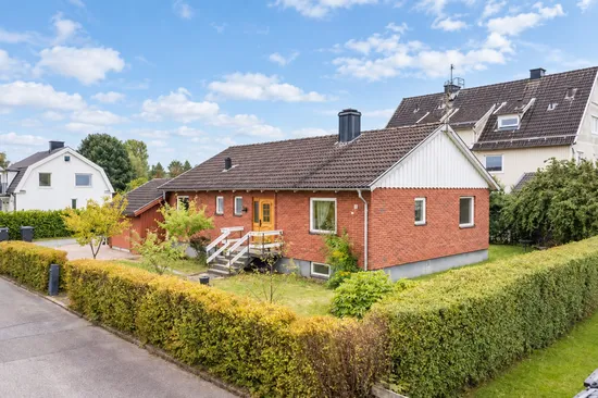 Villa, Östra Aspängsgatan 4, Kinna, Mark