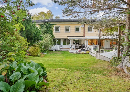 Radhus, Fritiofs väg 31, Odenslunda, Upplands Väsby