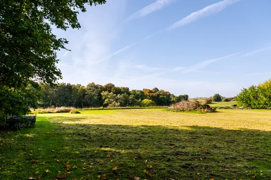 Gård/Skog, Högt och vackert läge med vy över böljande åkerlandskap vid Nybroån, Svenstorp, Ystad