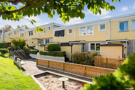 Radhus, Skolängen 19, Centrala Sävedalen, Partille