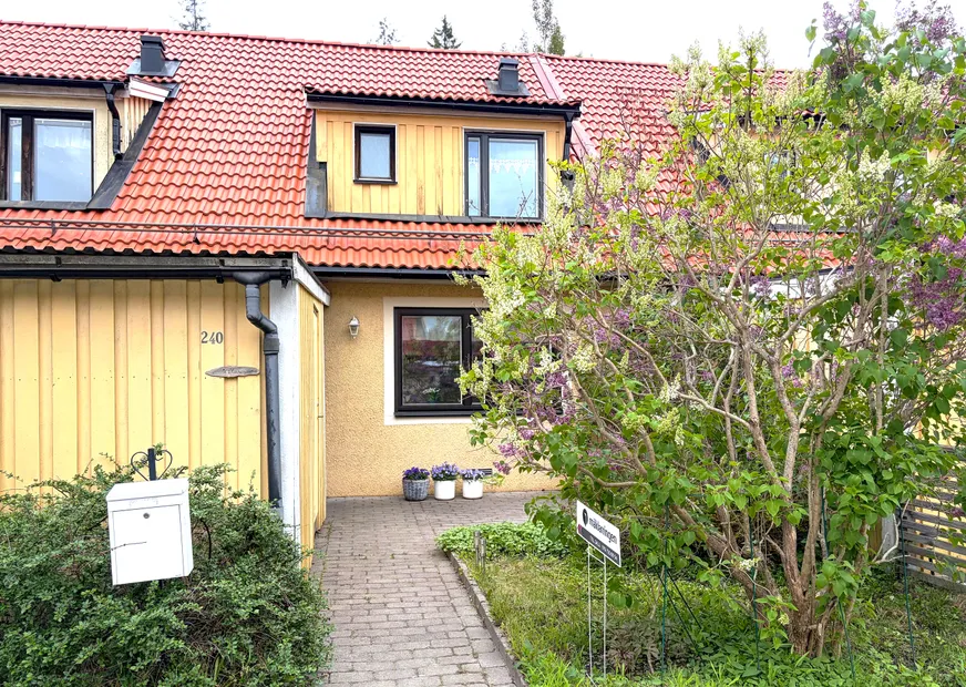 Villa, Radhus, Rapsodivägen 240, Skogås, Huddinge